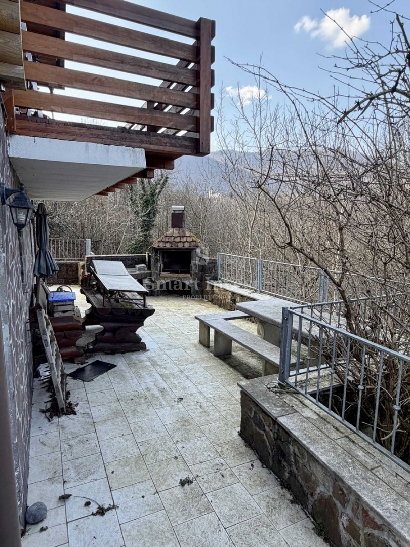 DELNICE, očarljiva lesena hiša, obdana z naravo