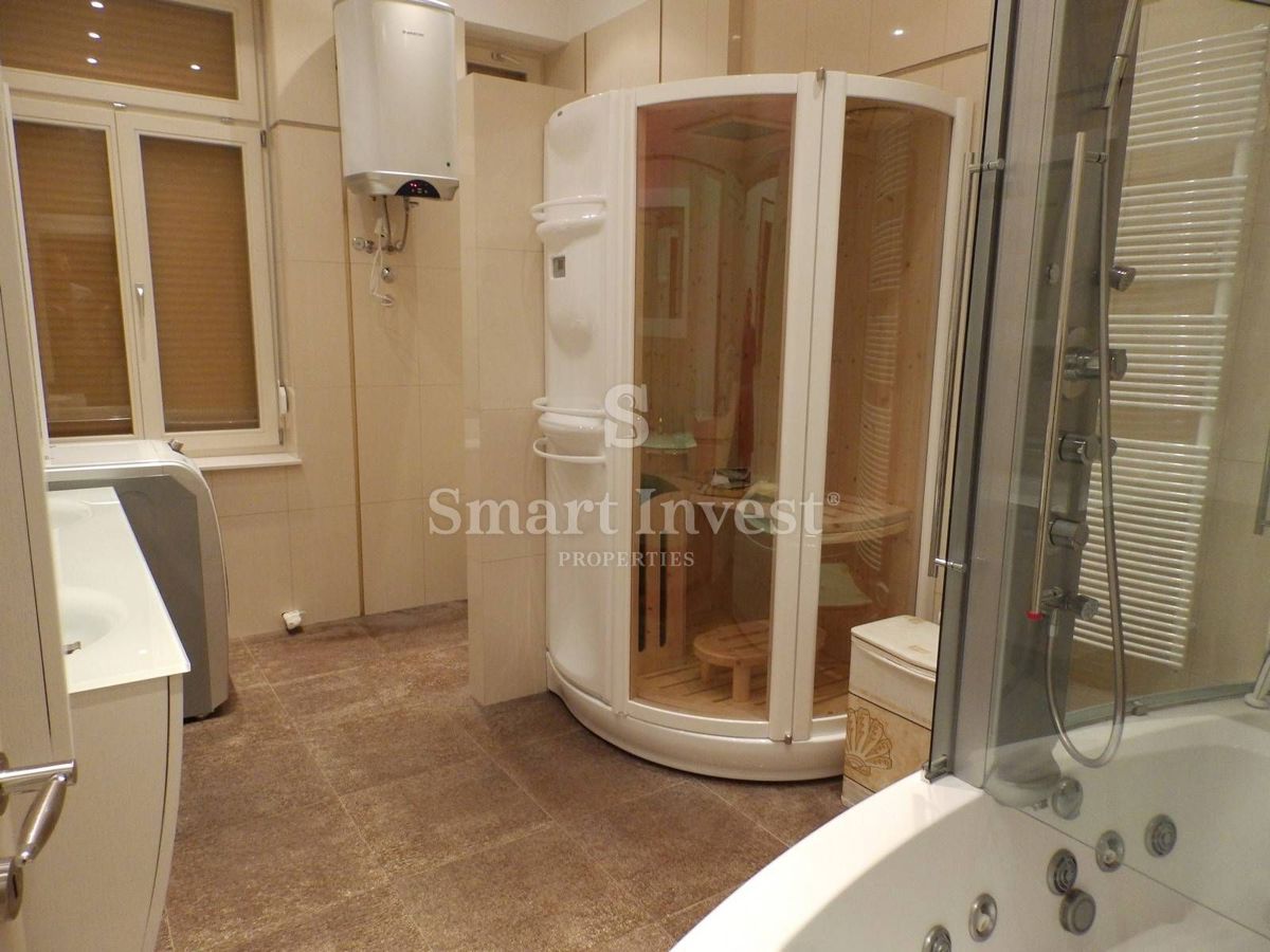 OPATIJA, Exclusive 2-bedrooms apartment with garage, near the sea
