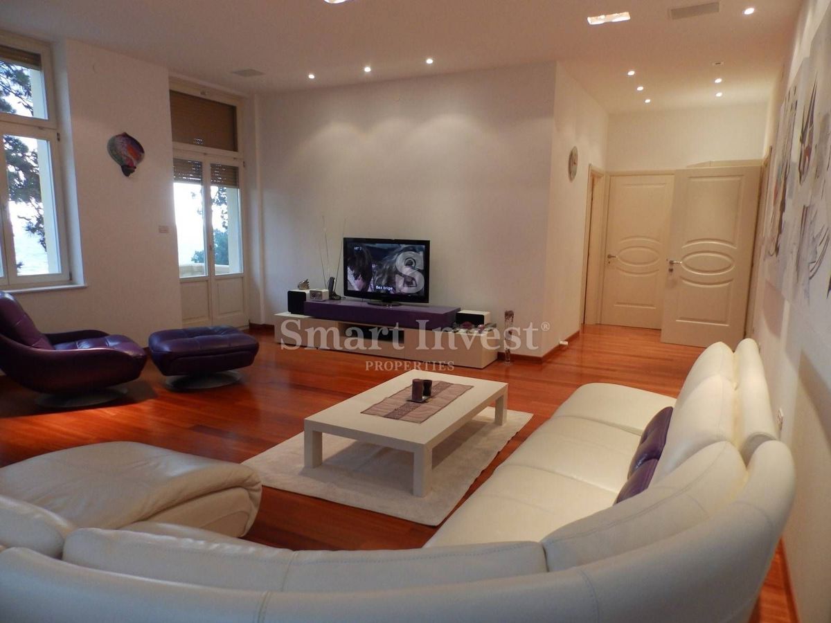 OPATIJA, Exclusive 2-bedrooms apartment with garage, near the sea