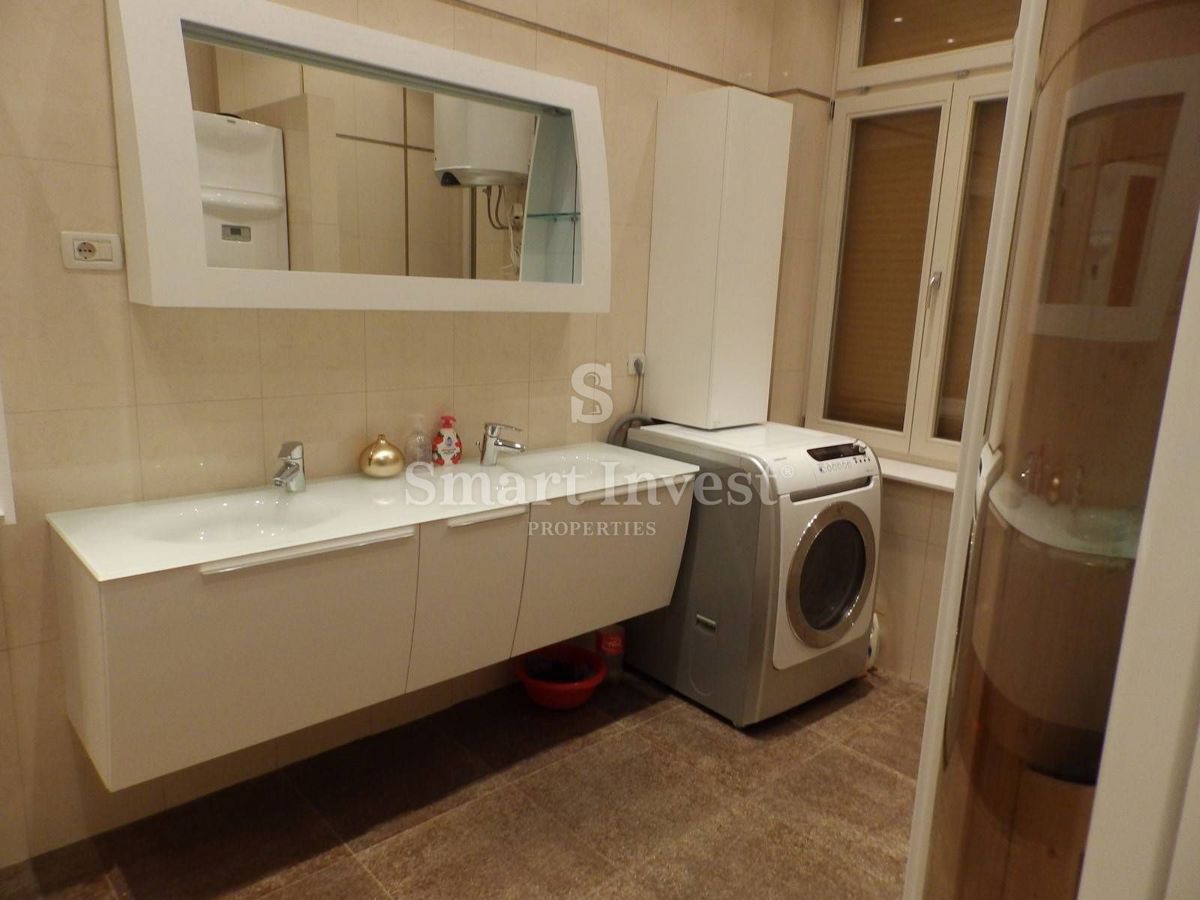 OPATIJA, Exclusive 2-bedrooms apartment with garage, near the sea