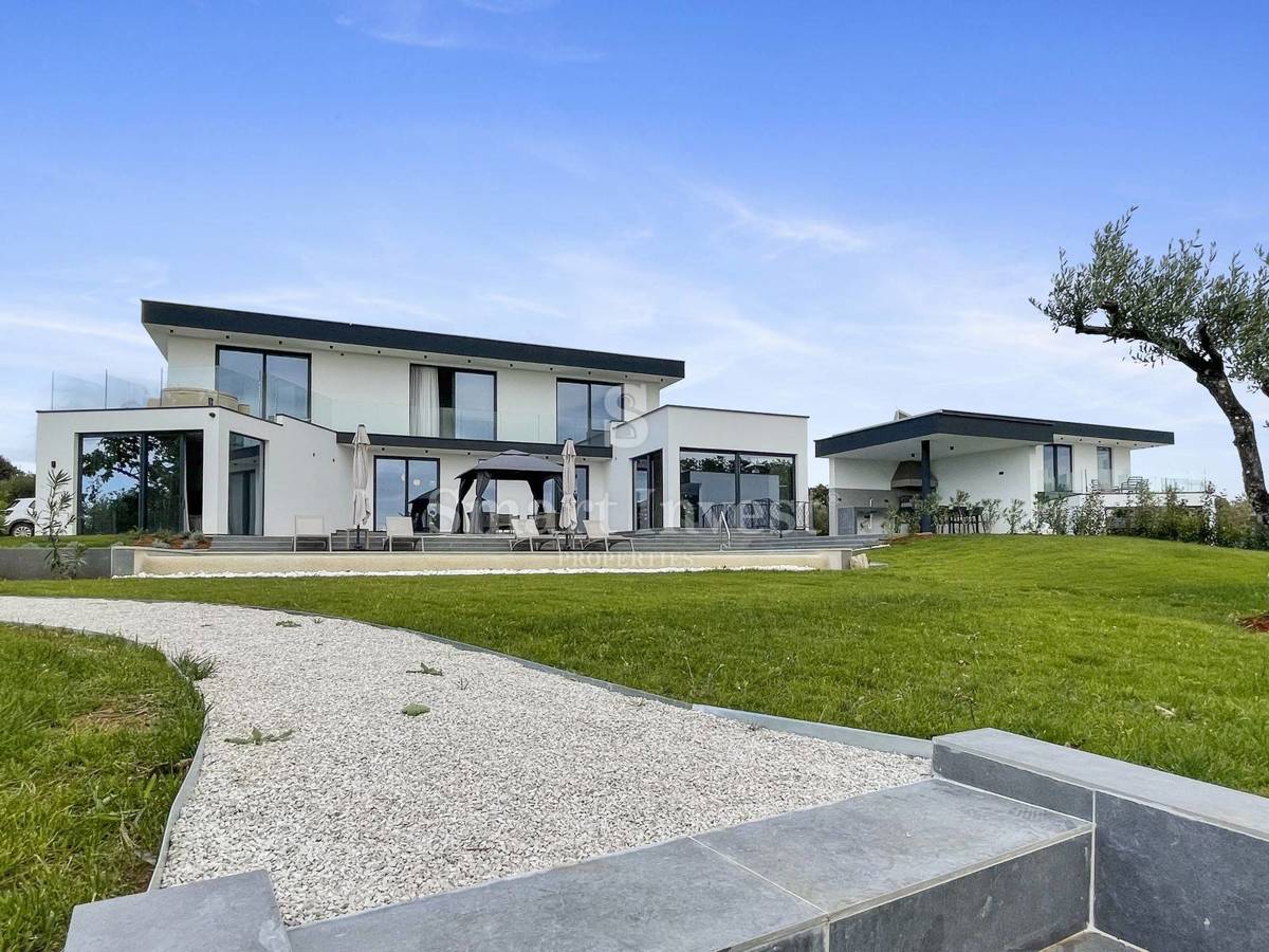 ISTRA - POREČ, Moderna vila s pogledom na morje in ogrevanim bazenom, prodamo