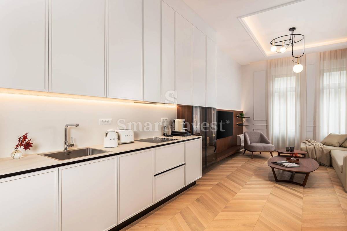 OPATIJA – CENTER, Luxury apartment in a renovated villa 1st row to the sea (A11)