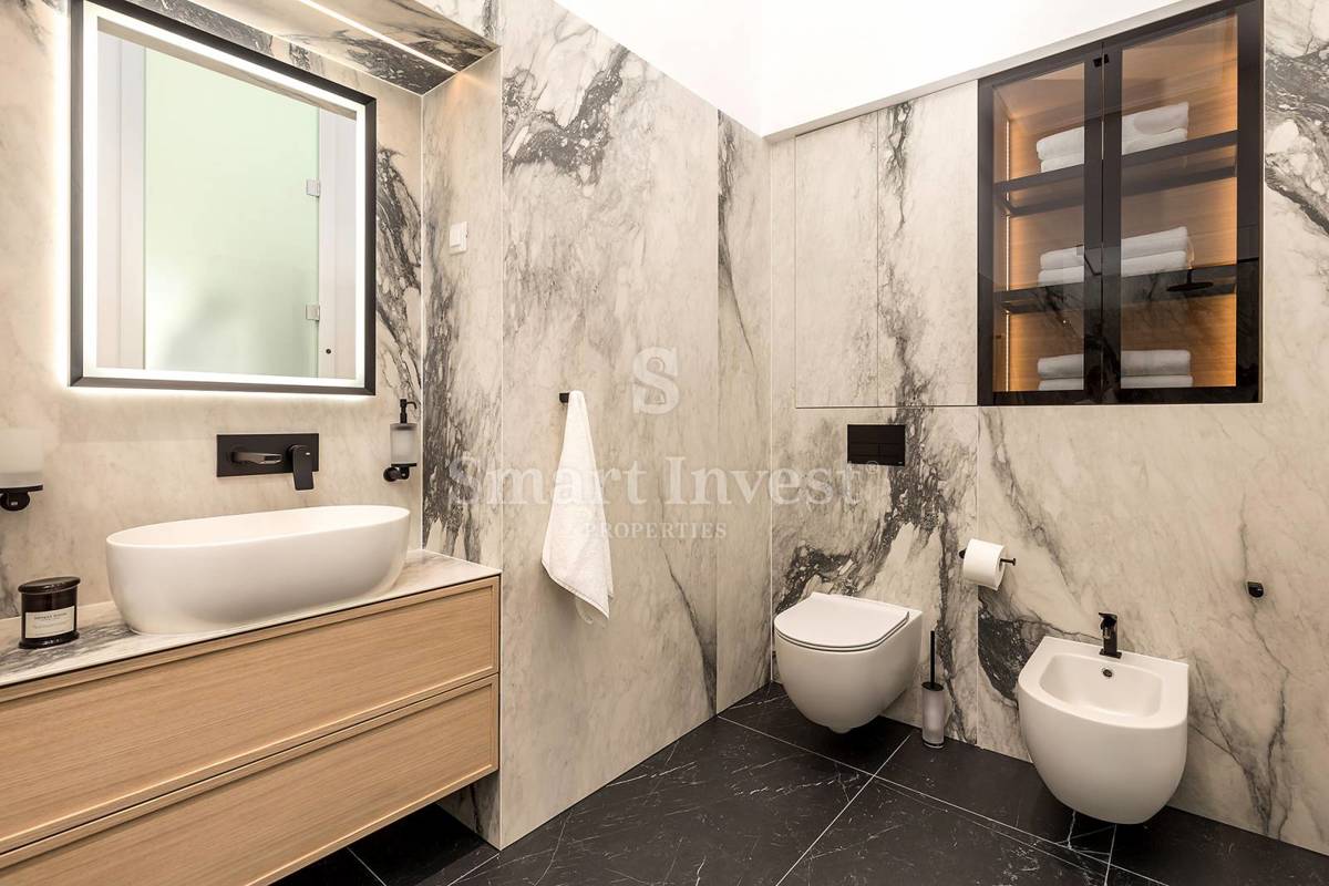 OPATIJA – CENTER, Luxury apartment in a renovated villa 1st row to the sea (A11)