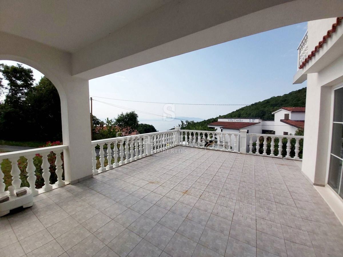 OPATIJA - POBRI, Prostorna hiša s pogledom na morje, prodamo