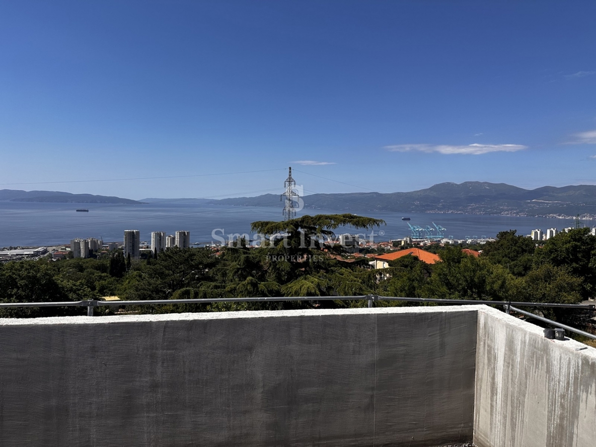 RIJEKA - PULAC, luksuzno stanovanje z bazenom in pogledom na morje!