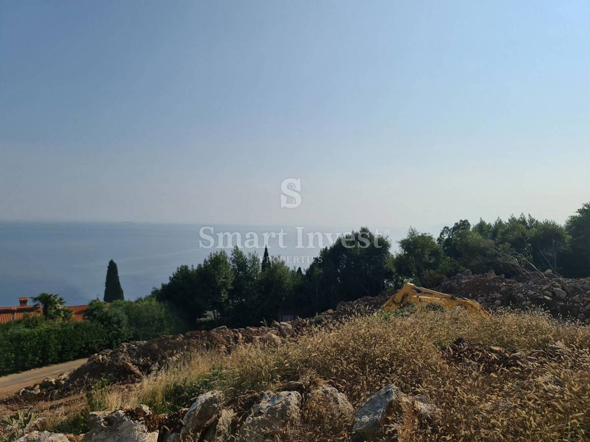 OPATIJA, gradbeno zemljišče z začeto gradnjo, pogled na morje!