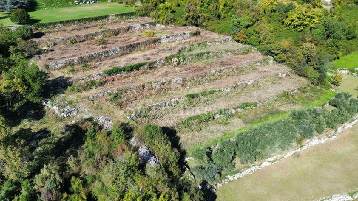 IČIĆI - POLJANE, zemljišče z gradbenim dovoljenjem za vilo z bazenom (A)