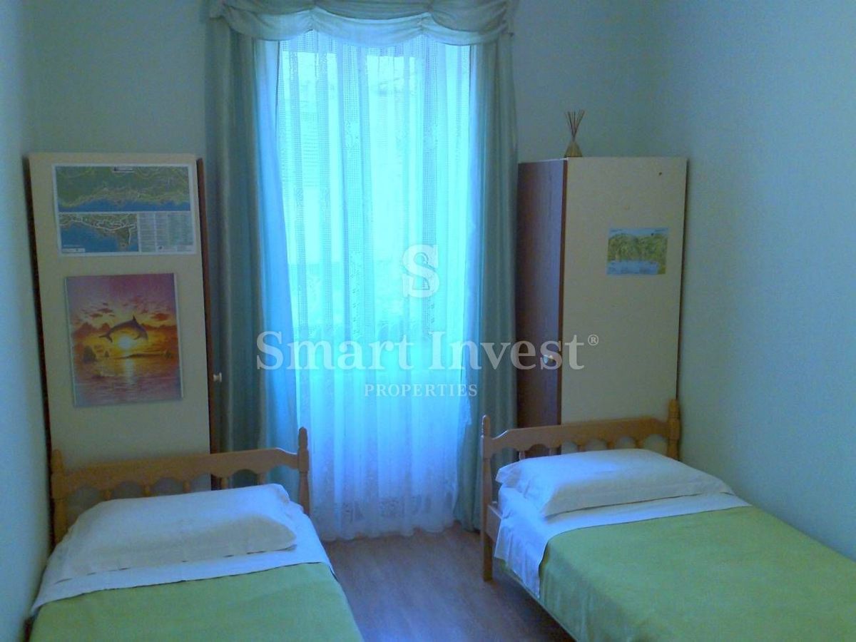 OPATIJA - CENTER, 4-bedrooms apartment with parking, near the sea