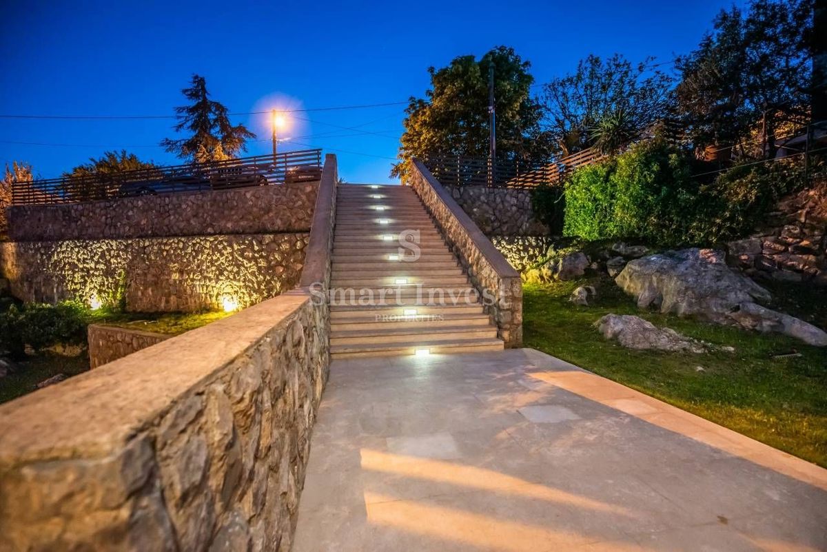 OPATIJA - POBRI, Luksuzna vila z bazenom in pogledom na morje, prodamo