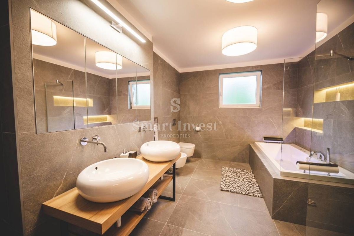OPATIJA - POBRI, Luksuzna vila z bazenom in pogledom na morje, prodamo