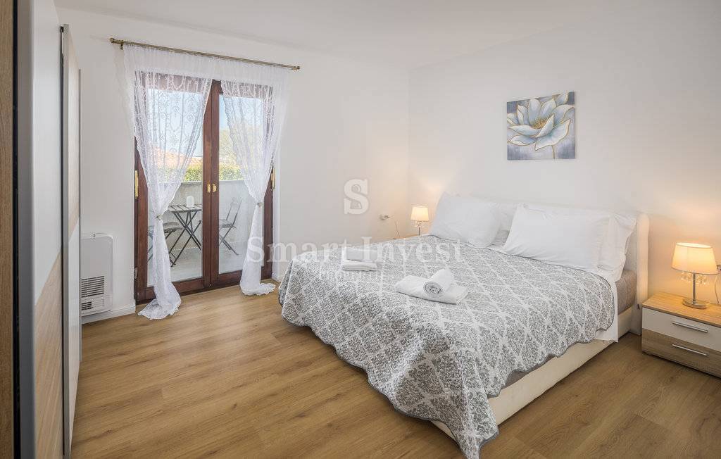 POREČ vicinity, DETACHED HOUSE WITH 3 APP AND POOL, 4 km to the sea