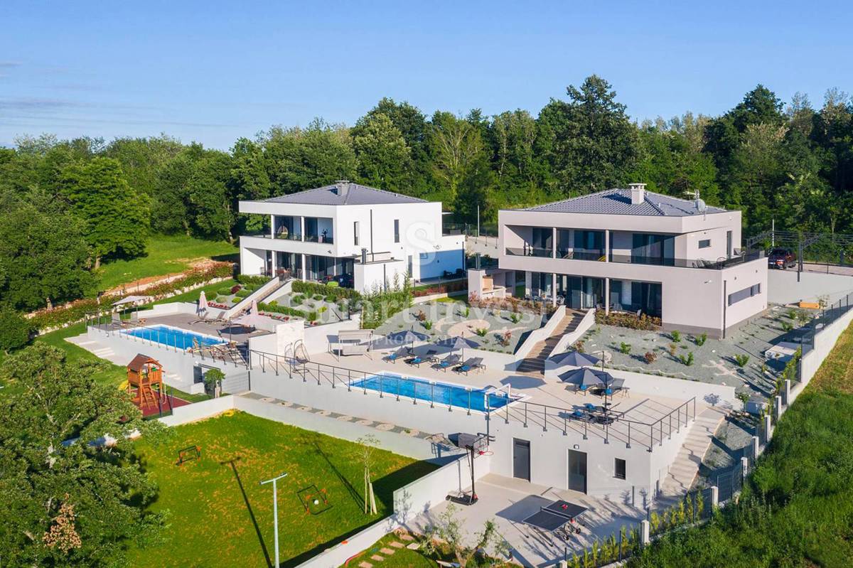 ISTRA – RABAC, LUKSUZNA VILA Z OGREVANIM BAZENOM IN PANORAMSKIM POGLEDOM, prodamo