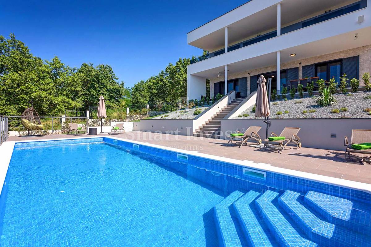 ISTRA – RABAC, LUKSUZNA VILA Z OGREVANIM BAZENOM IN PANORAMSKIM POGLEDOM, prodamo