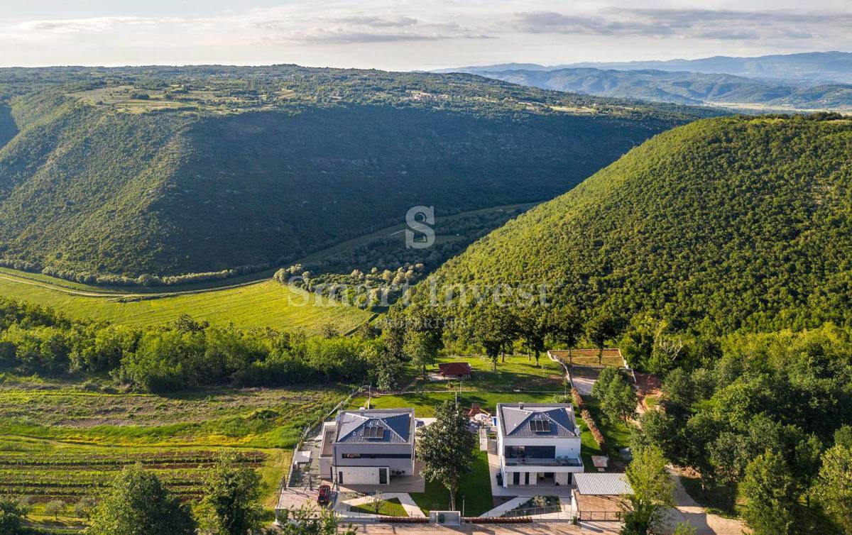 ISTRA – RABAC, LUKSUZNA VILA Z OGREVANIM BAZENOM IN PANORAMSKIM POGLEDOM, prodamo