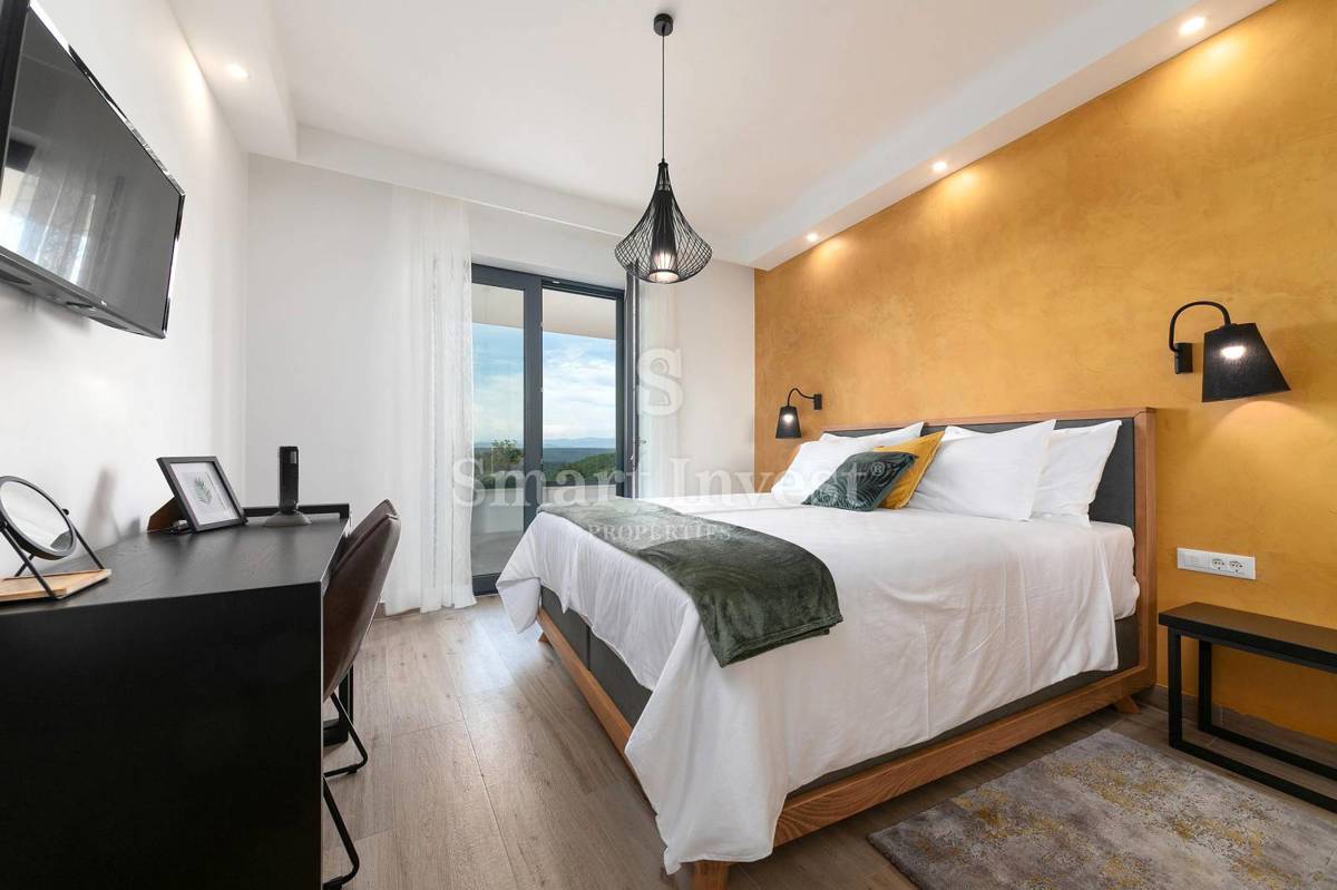 ISTRA – RABAC, LUKSUZNA VILA Z OGREVANIM BAZENOM IN PANORAMSKIM POGLEDOM, prodamo
