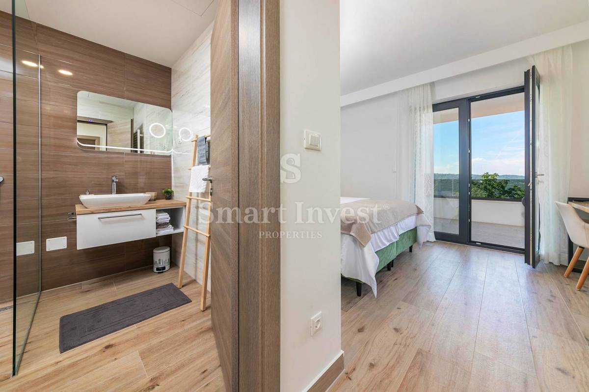 ISTRA – RABAC, LUKSUZNA VILA Z OGREVANIM BAZENOM IN PANORAMSKIM POGLEDOM, prodamo