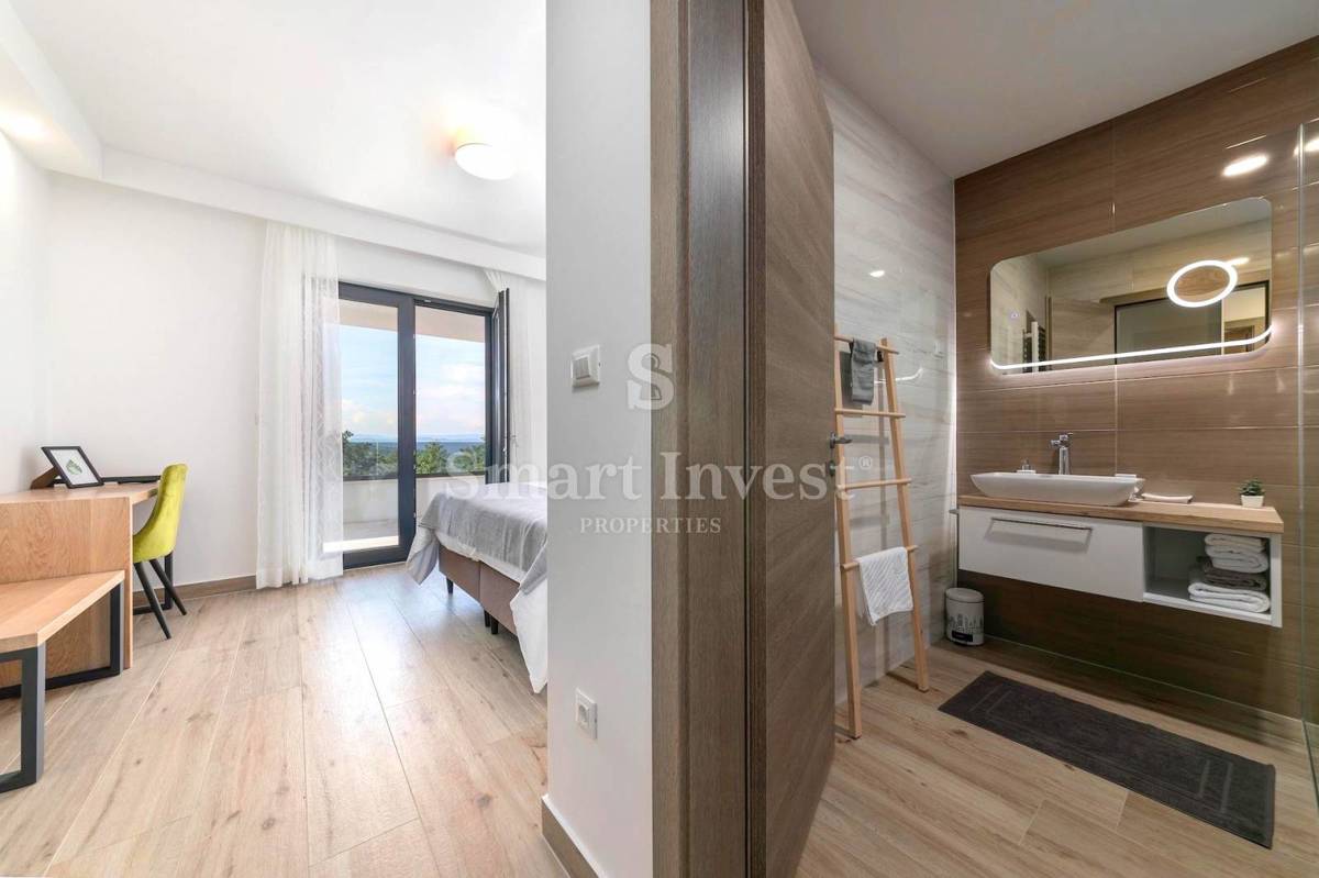 ISTRA – RABAC, LUKSUZNA VILA Z OGREVANIM BAZENOM IN PANORAMSKIM POGLEDOM, prodamo