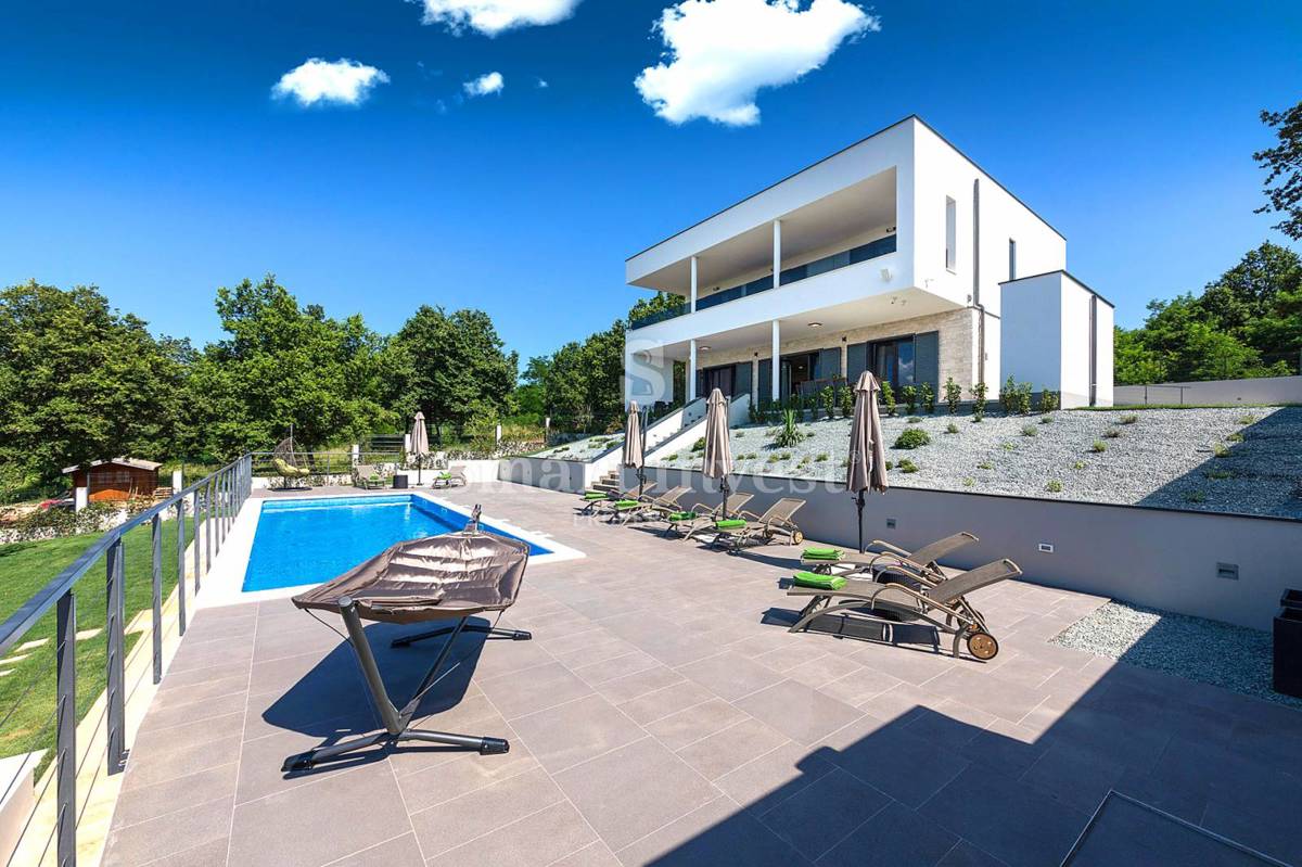 ISTRA – RABAC, LUKSUZNA VILA Z OGREVANIM BAZENOM IN PANORAMSKIM POGLEDOM, prodamo