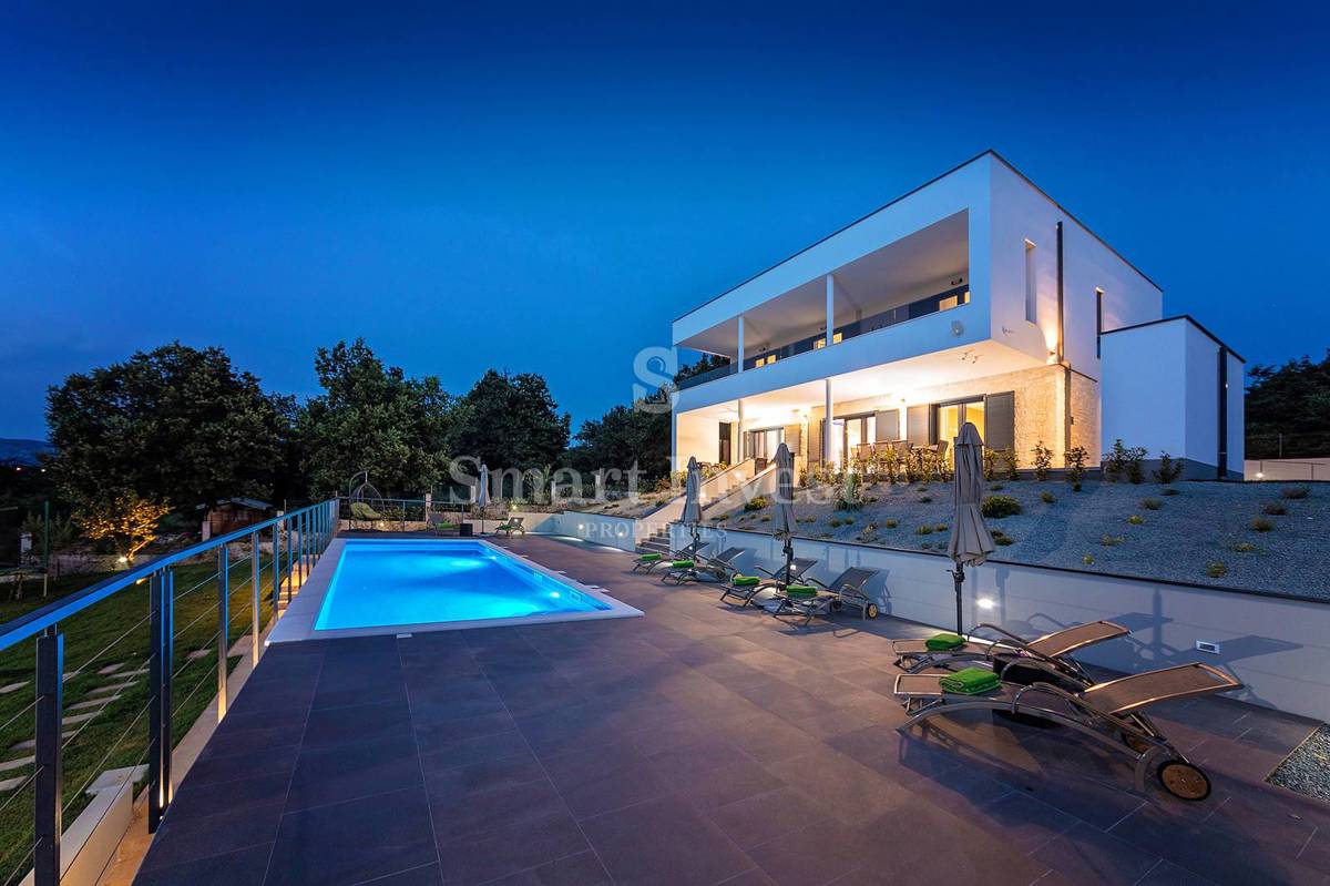 ISTRA – RABAC, LUKSUZNA VILA Z OGREVANIM BAZENOM IN PANORAMSKIM POGLEDOM, prodamo