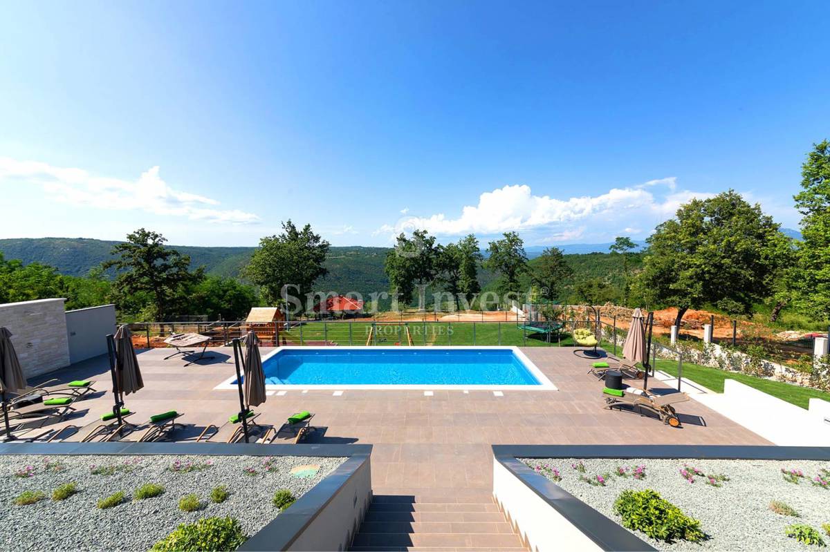 ISTRA – RABAC, LUKSUZNA VILA Z OGREVANIM BAZENOM IN PANORAMSKIM POGLEDOM, prodamo