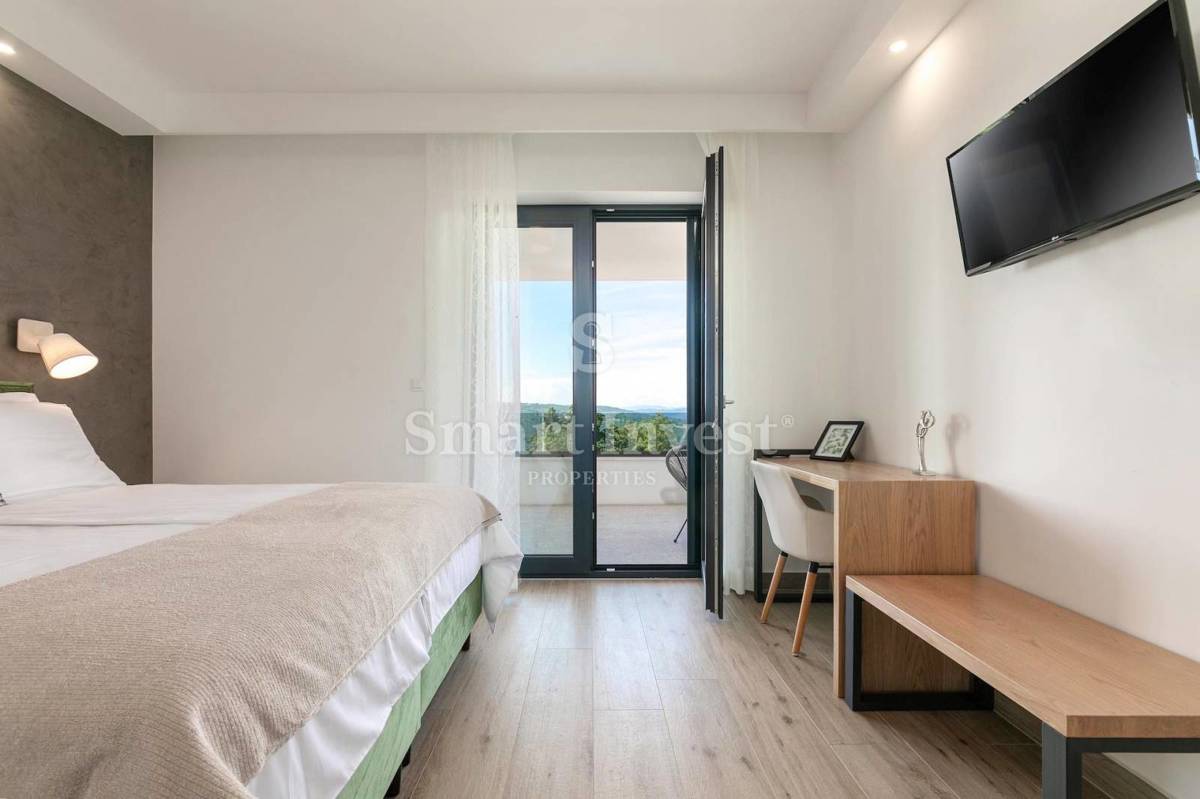 ISTRA – RABAC, LUKSUZNA VILA Z OGREVANIM BAZENOM IN PANORAMSKIM POGLEDOM, prodamo