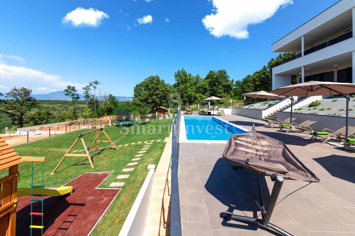 ISTRA – RABAC, LUKSUZNA VILA Z OGREVANIM BAZENOM IN PANORAMSKIM POGLEDOM, prodamo