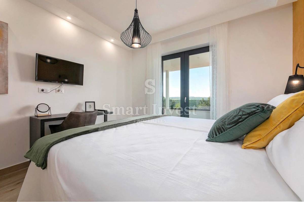 ISTRA – RABAC, LUKSUZNA VILA Z OGREVANIM BAZENOM IN PANORAMSKIM POGLEDOM, prodamo