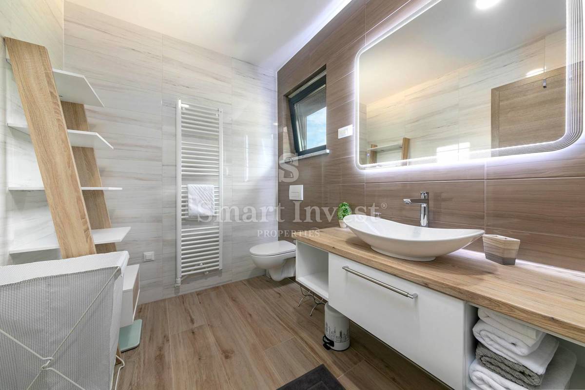 ISTRA – RABAC, LUKSUZNA VILA Z OGREVANIM BAZENOM IN PANORAMSKIM POGLEDOM, prodamo