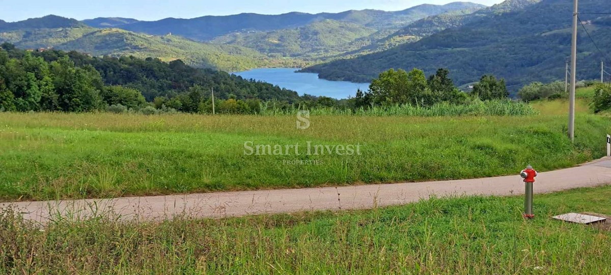 ISTRA - MOTOVUN, Zazidljivo zemljišče s pogledom na jezero Butoniga, prodamo