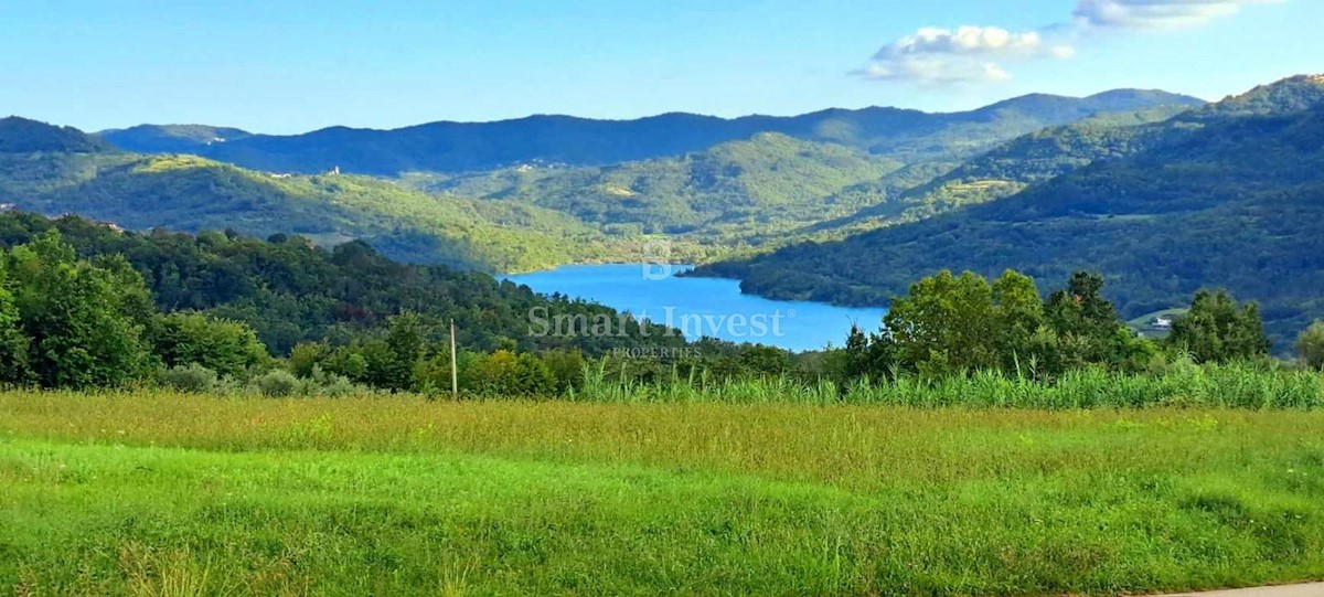 ISTRA - MOTOVUN, Zazidljivo zemljišče s pogledom na jezero Butoniga, prodamo