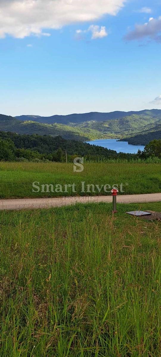 ISTRA - MOTOVUN, Zazidljivo zemljišče s pogledom na jezero Butoniga, prodamo