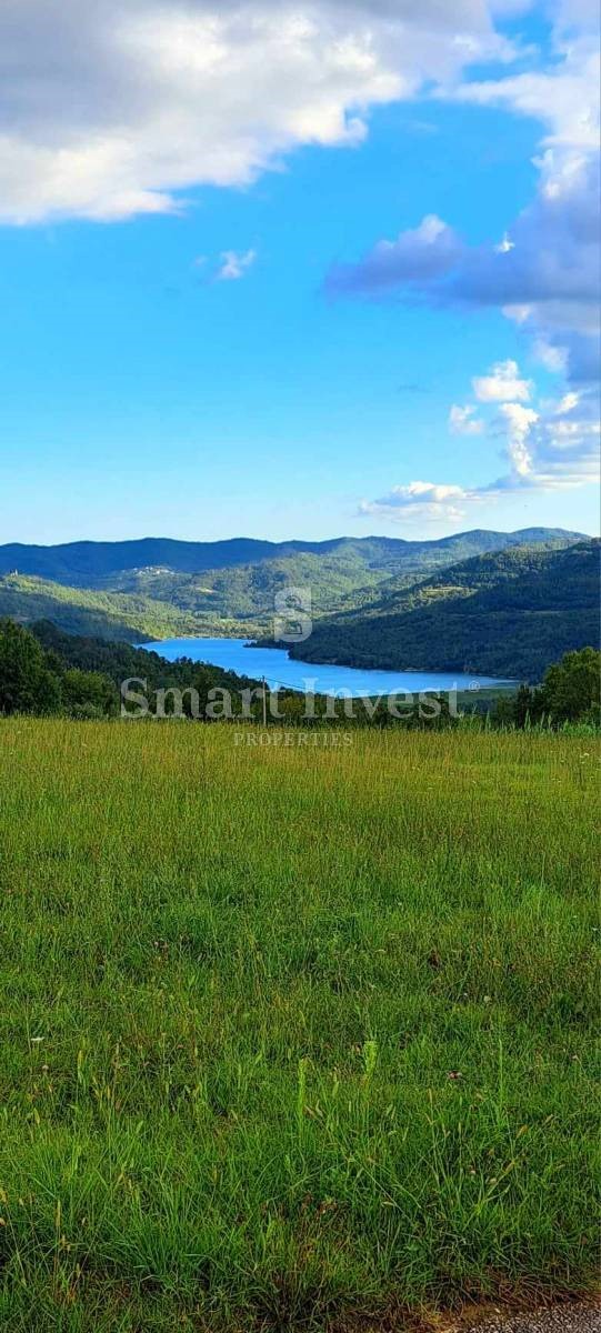 ISTRA - MOTOVUN, Zazidljivo zemljišče s pogledom na jezero Butoniga, prodamo