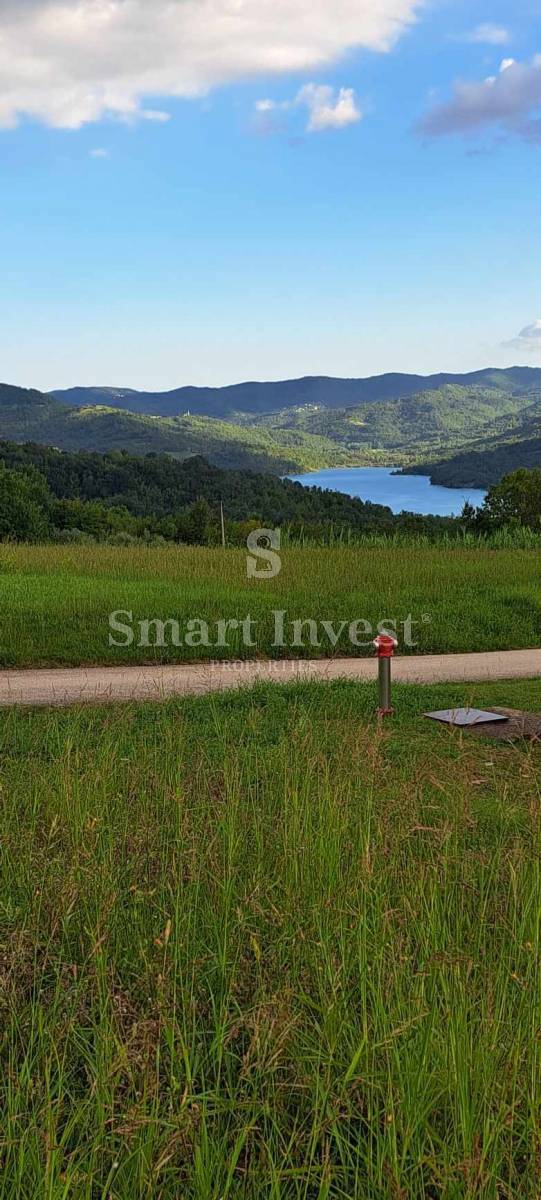 ISTRA - MOTOVUN, Zazidljivo zemljišče s pogledom na jezero Butoniga, prodamo