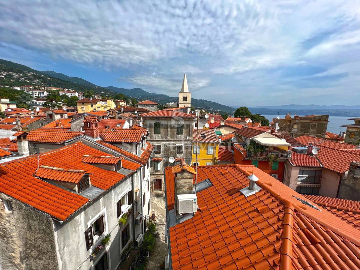 LOVRAN - CENTAR, del hiše s pogledom na morje, 50 m do morja