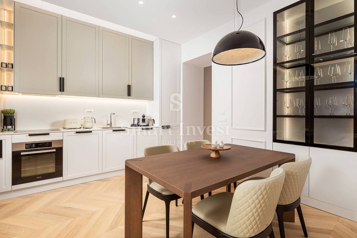 OPATIJA – CENTER, Luxury apartment in a renovated villa 1st row to the sea (A2)