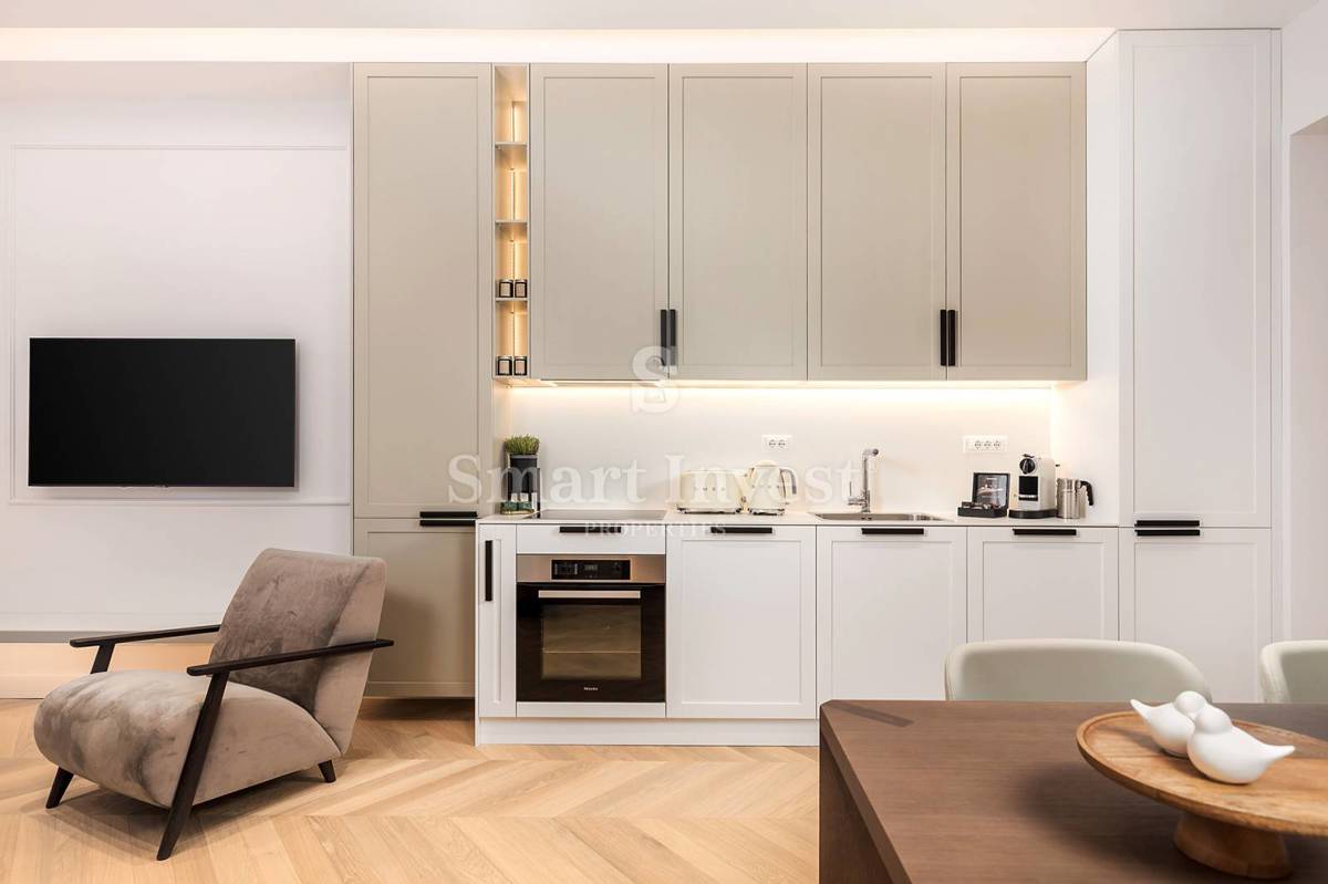 OPATIJA – CENTER, Luxury apartment in a renovated villa 1st row to the sea (A2)
