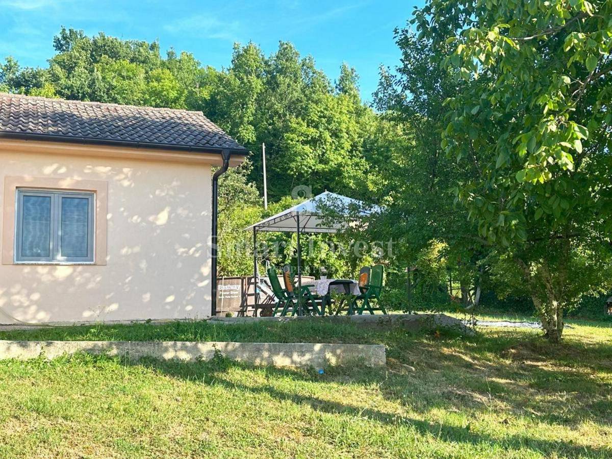 ISTRA - BUTONIGLA, prenovljena hiša obdana z zelenjem