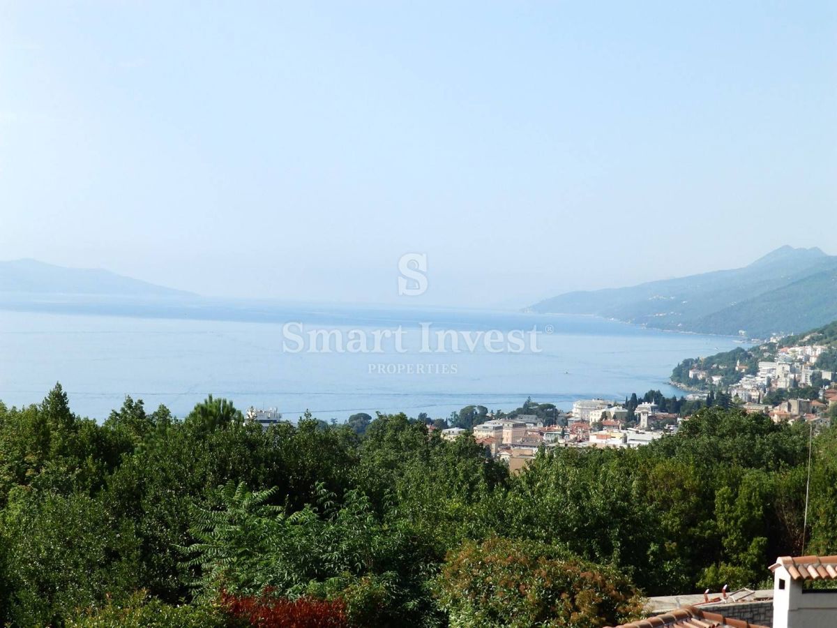 OPATIJA, dvoetažno stanovanje s pogledom na morje in parkiriščem