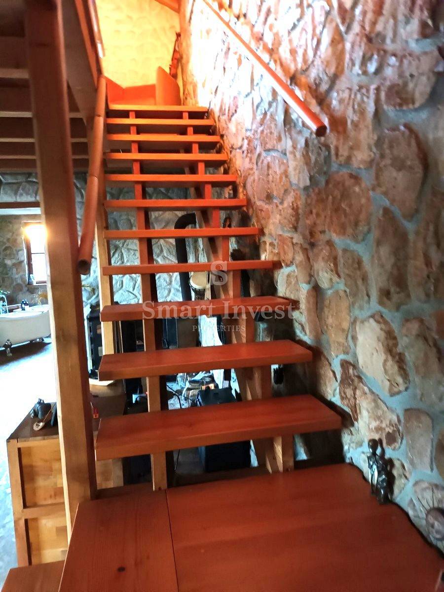 OTOK VIS, kamnita hiša s 5000 m2 zemljišča