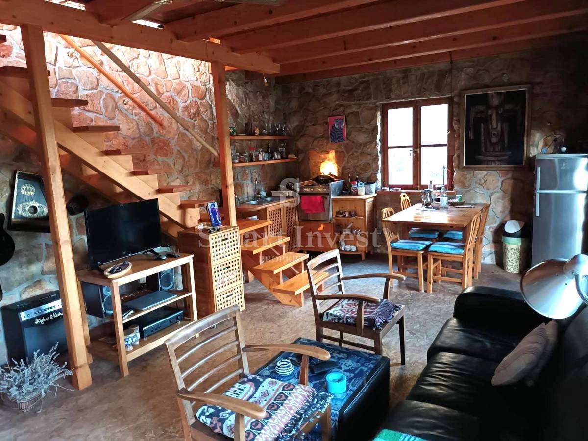 OTOK VIS, kamnita hiša s 5000 m2 zemljišča