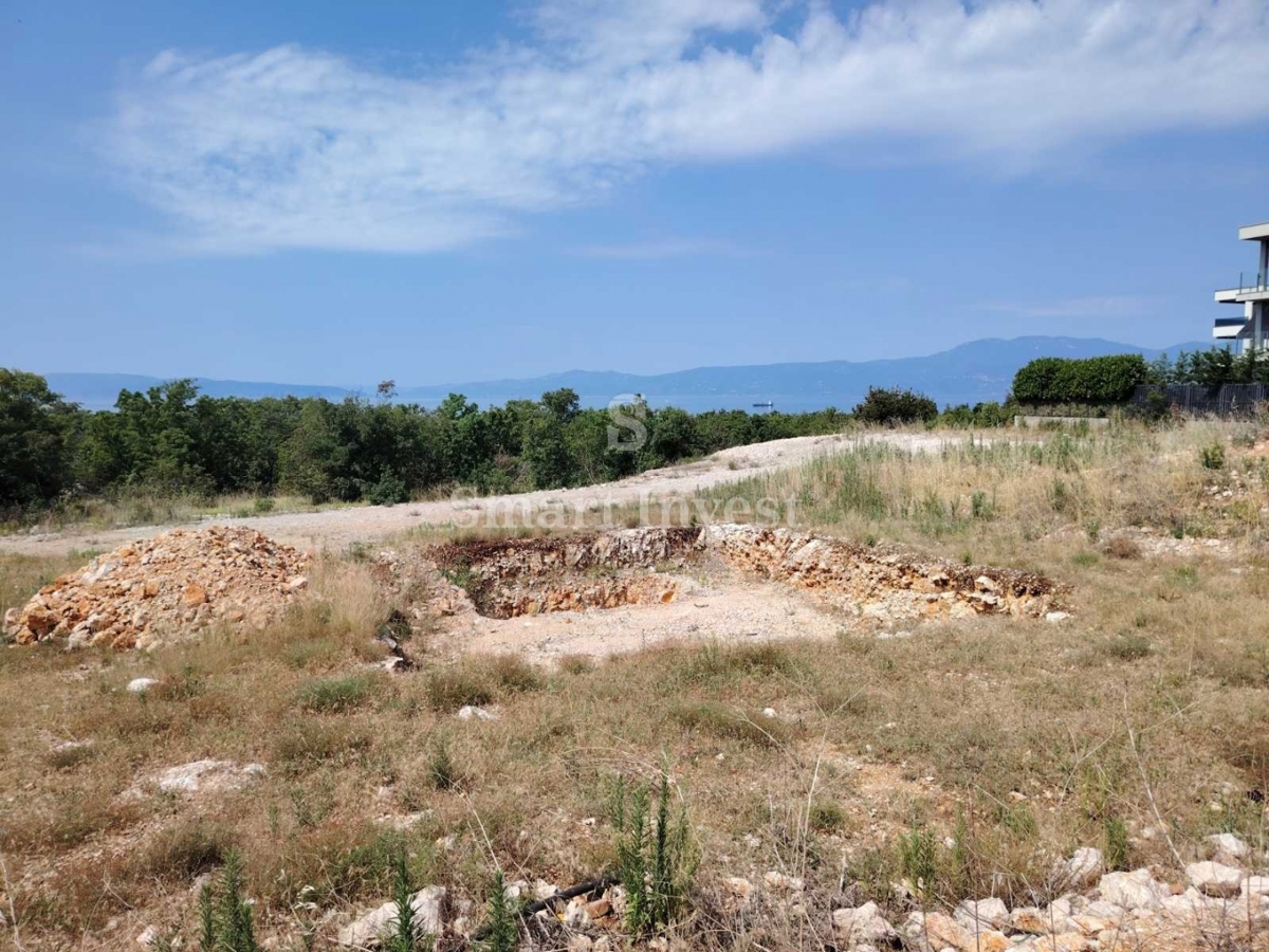 KOSTRENA, gradbeno zemljišče na vrhunski lokaciji s pogledom na morje