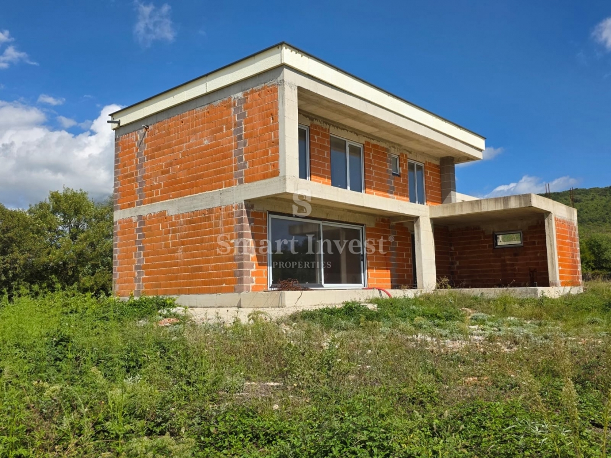 ISTRA - RABAC, nedokončana hiša z bazenom 3 km od morja