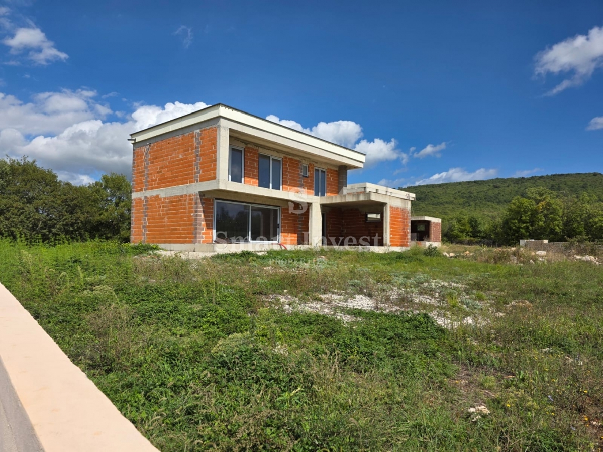 ISTRA - RABAC, nedokončana hiša z bazenom 3 km od morja