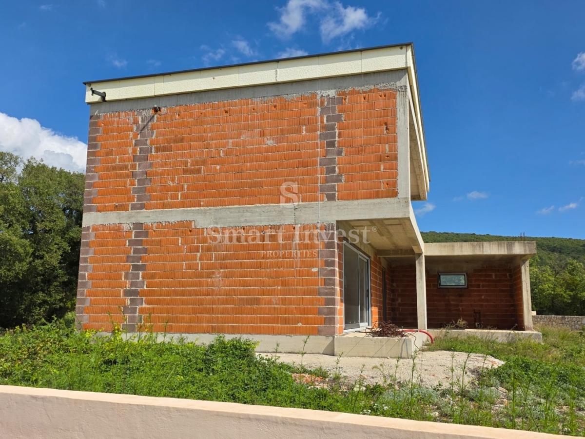 ISTRA - RABAC, nedokončana hiša z bazenom 3 km od morja