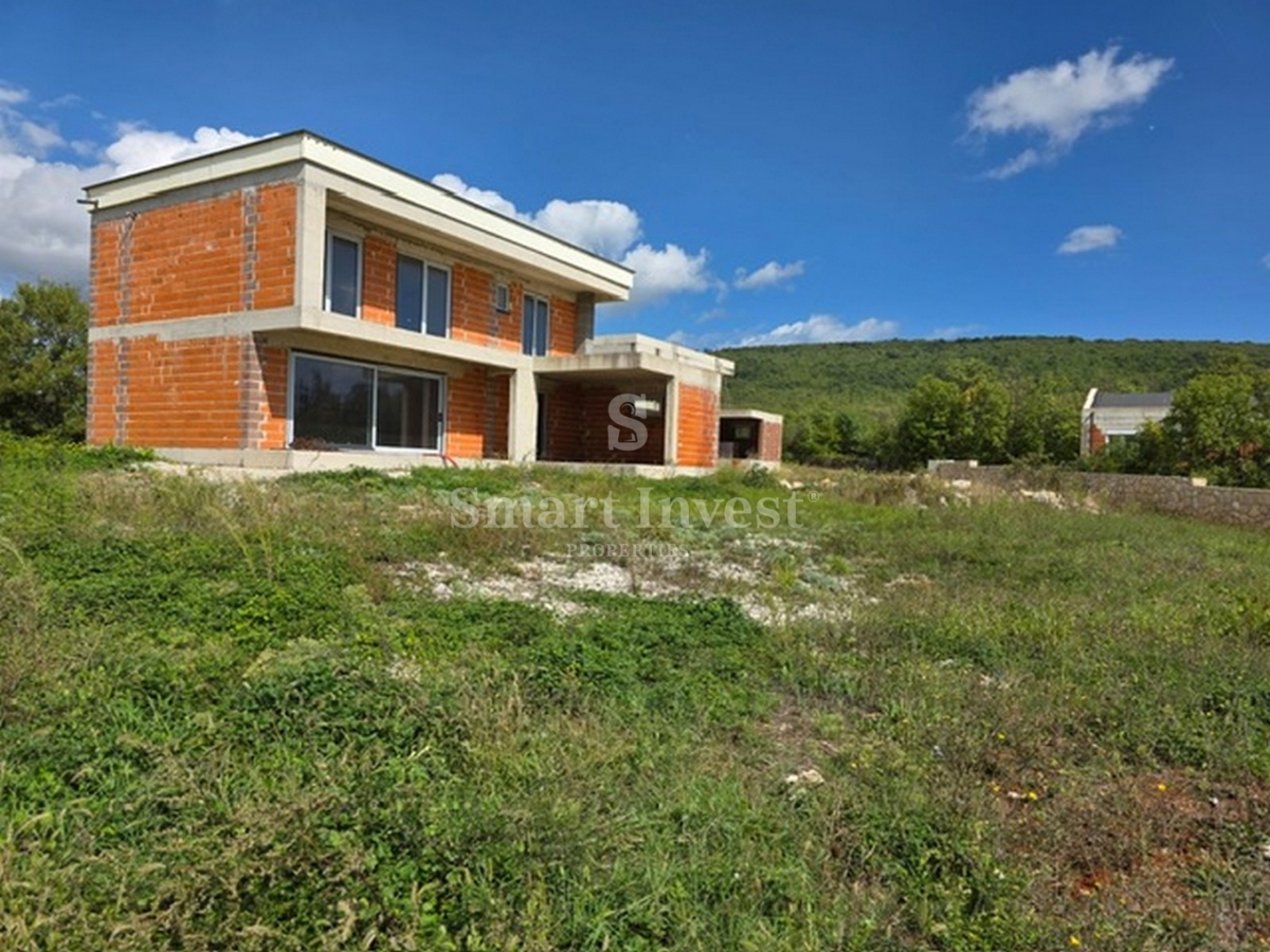 ISTRA - RABAC, nedokončana hiša z bazenom 3 km od morja