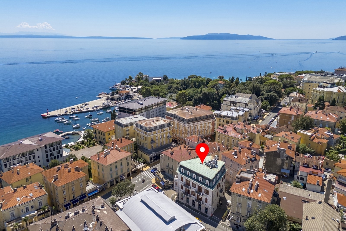 OPATIJA, luksuzno stanovanje z balkonom v stari vili blizu morja