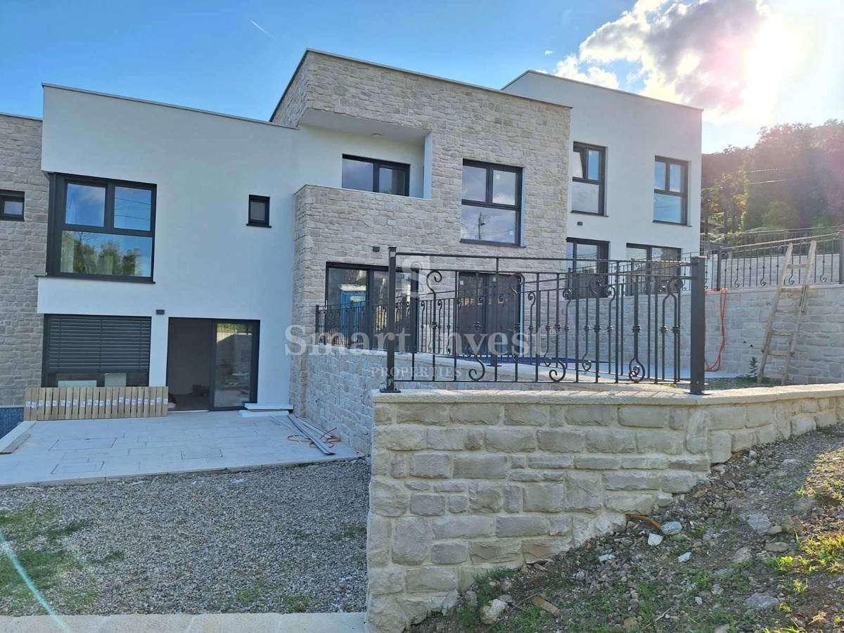 LOVRAN, luksuzno stanovanje z bazenom v bližini morja