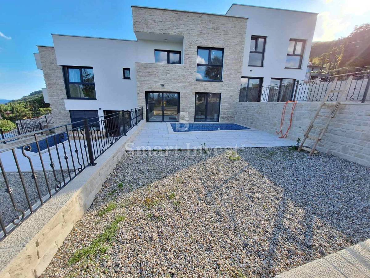 LOVRAN, luksuzno stanovanje z bazenom v bližini morja