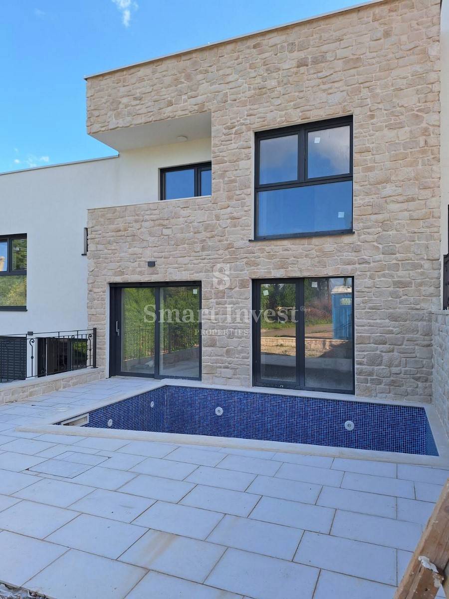 LOVRAN, luksuzno stanovanje z bazenom v bližini morja