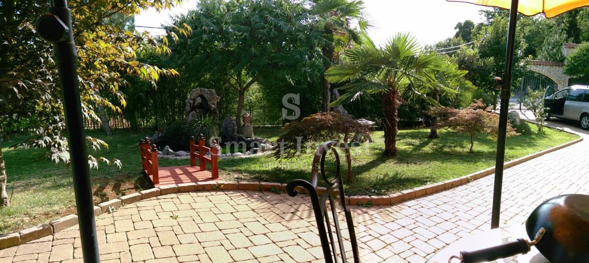 KASTAV, hiša z dvema stanovanjema in vrtom